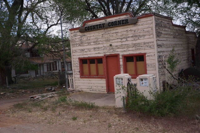 Es4-Old store marks start of Burr Trail