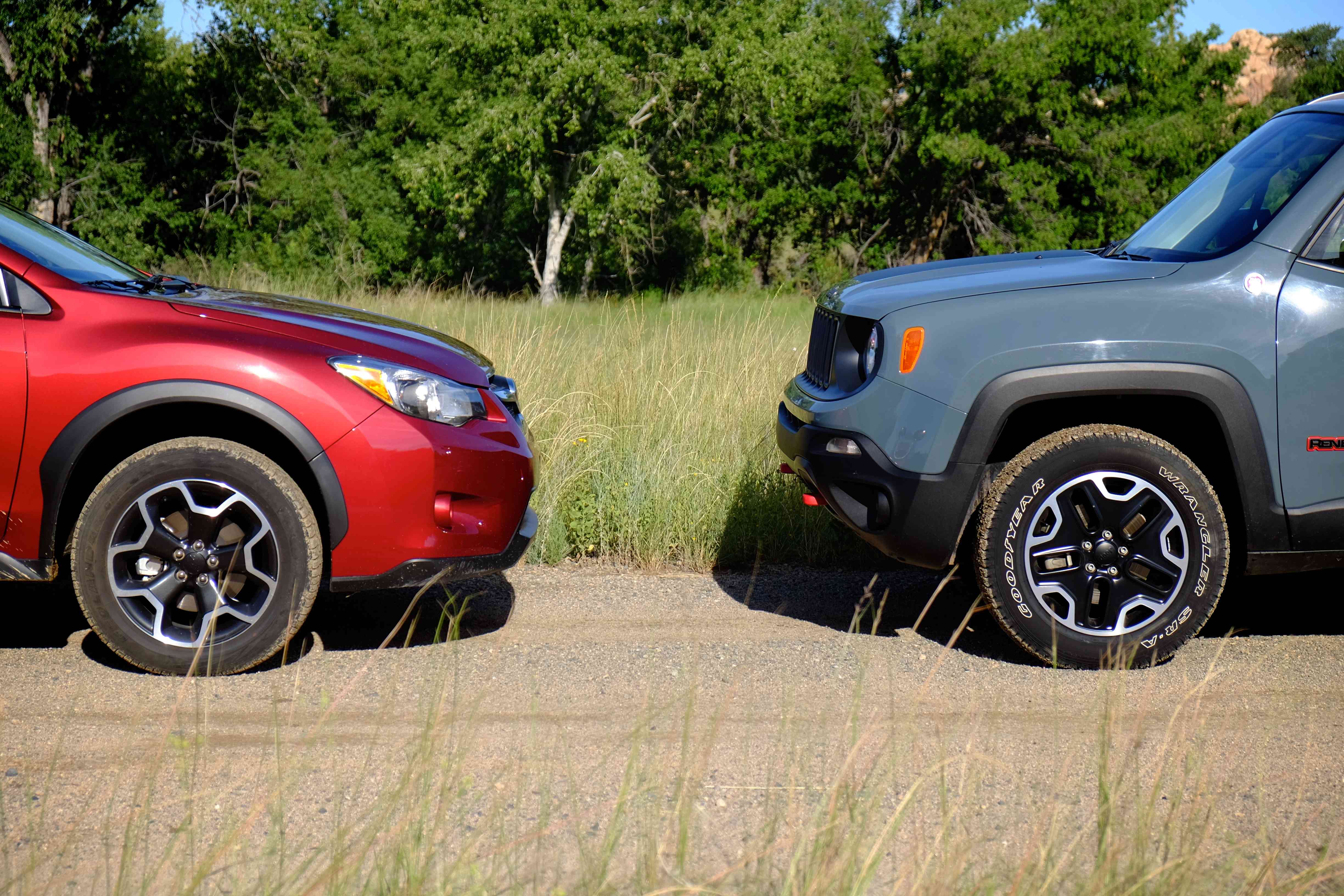 Ренегат это. Jeep Renegade дорожный просвет. Jeep Renegade vs. Jeep Renegade АТ резина. Джип Ренегат клиренс.