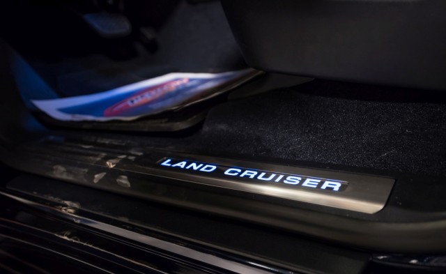 2016 toyota land cruiser-1