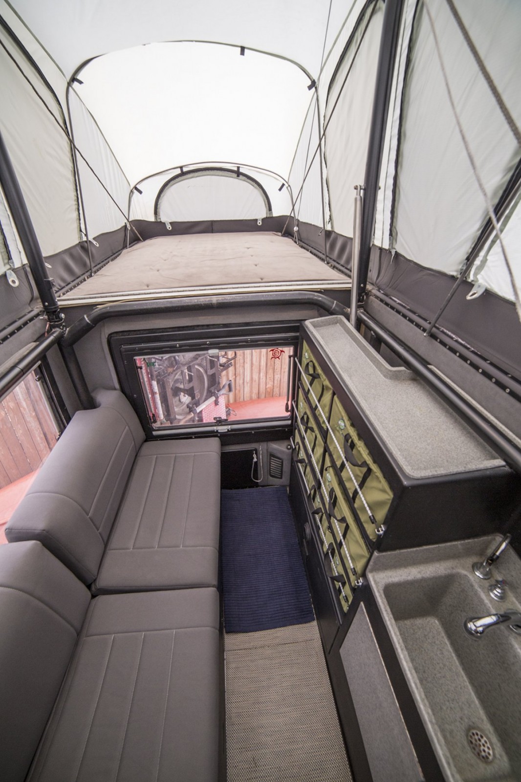 earthraomer-int-bed-seats-storage-vert1-