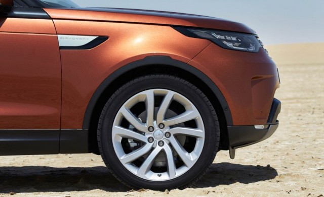 2017-Land-Rover-Discovery-126-876x535