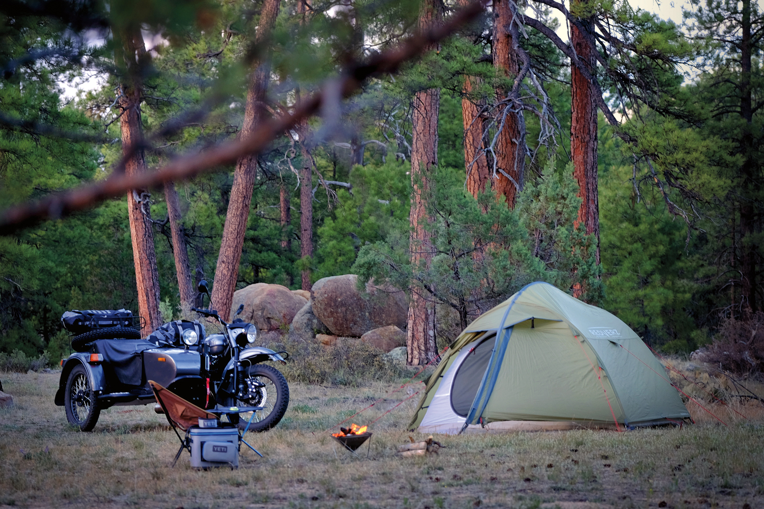 Camping rus. Мотоцикл Урал кемпинг. Палатка в лесу. Палатка для кемпинга на мотоцикл. Палатка костер.