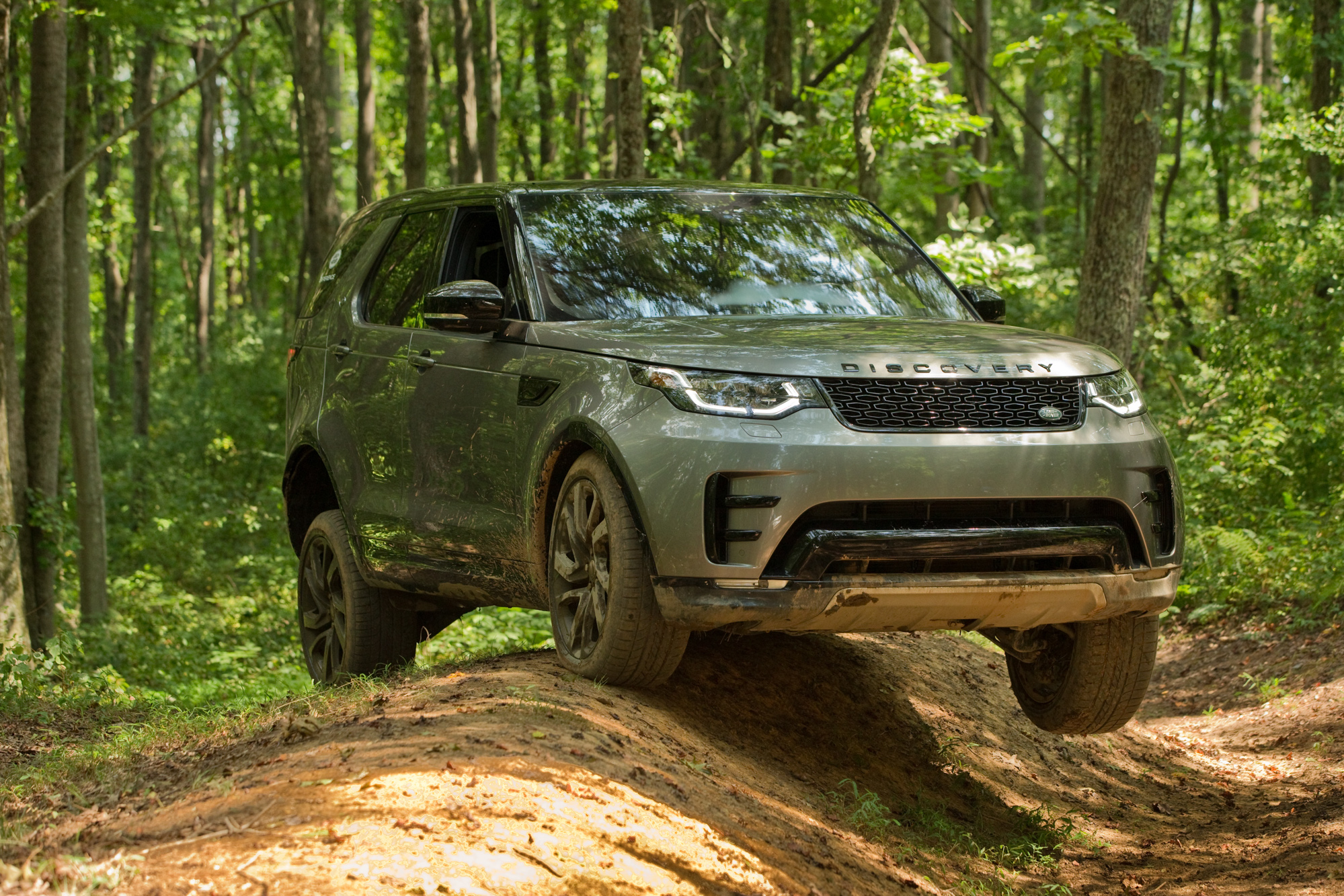 Land Rover Discovery 5 continues with the off-road tradition