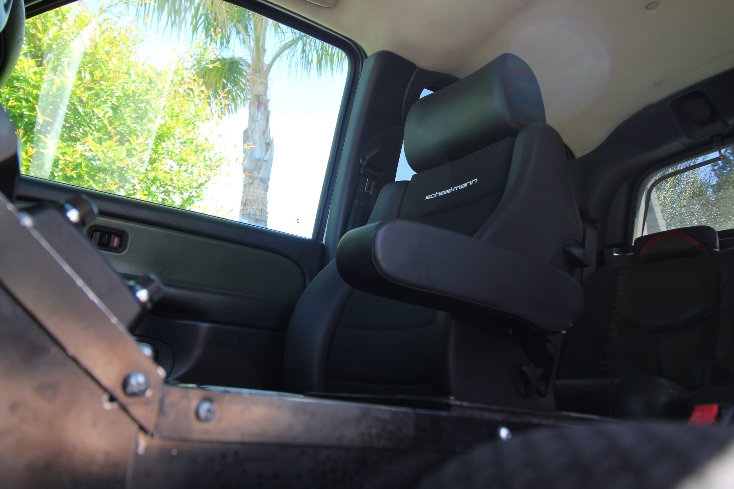 Vario F with Integrated Seatbelt