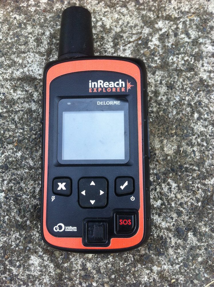 garmin inReach Explorer palm-sized_3