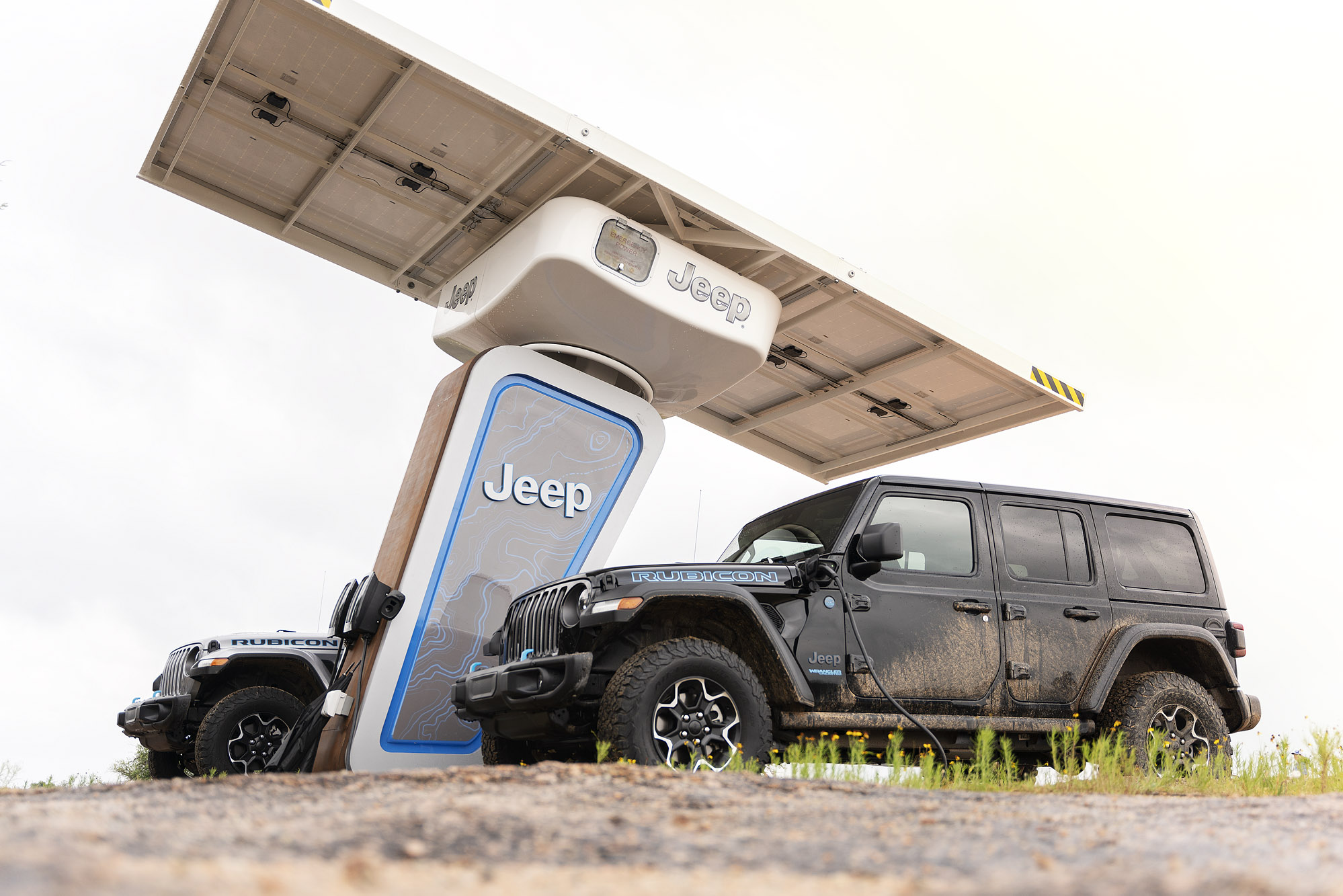 Jeep 4xe level 2 off-grid solar charging station