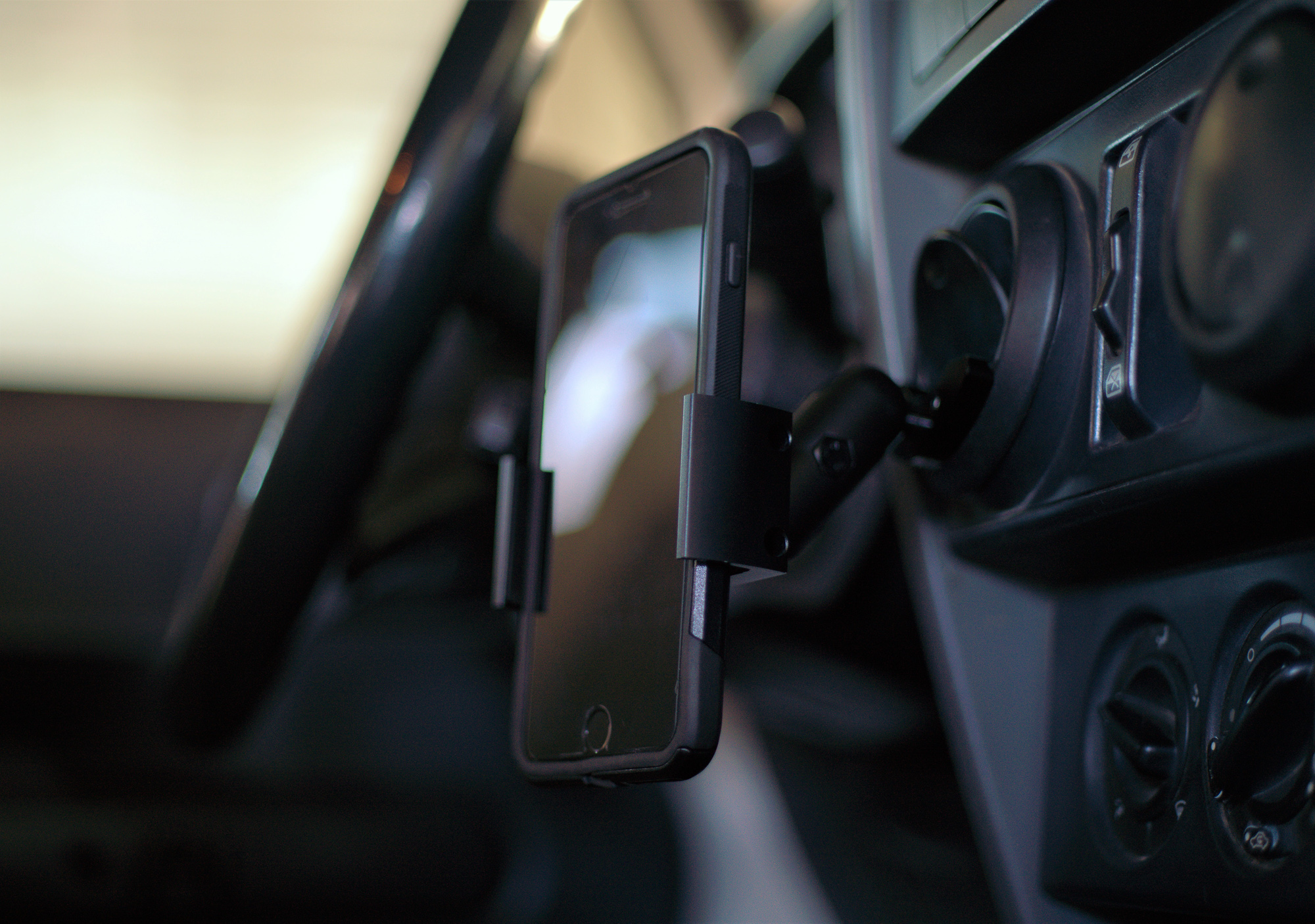 Field Tested : Offroam Phone Mount Kit for Jeep Wrangler JK and Gladiator -  Expedition Portal