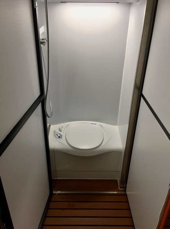 hutrv dekpod ensuite toilet