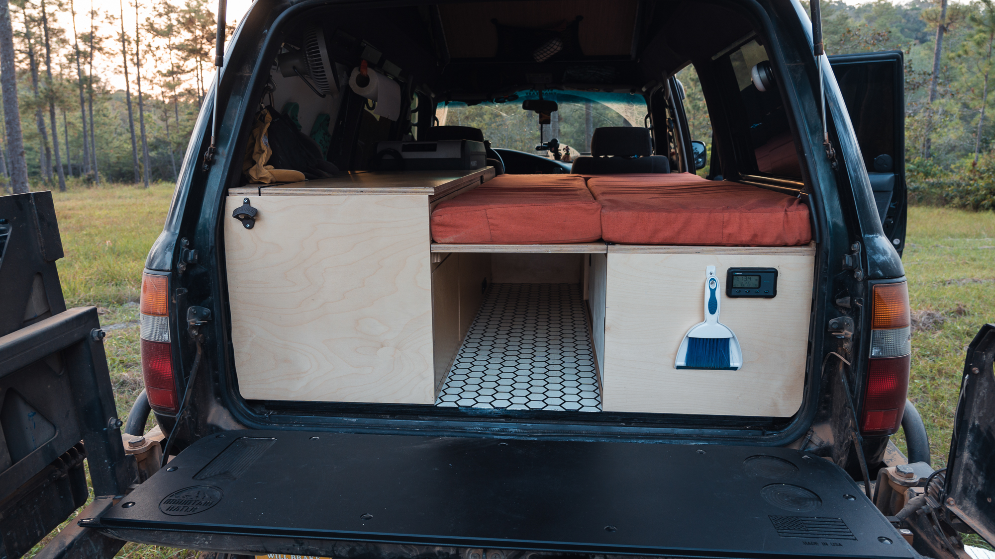 Feature Vehicle Interior :: Destined for Wild’s 80-Series Land Cruiser