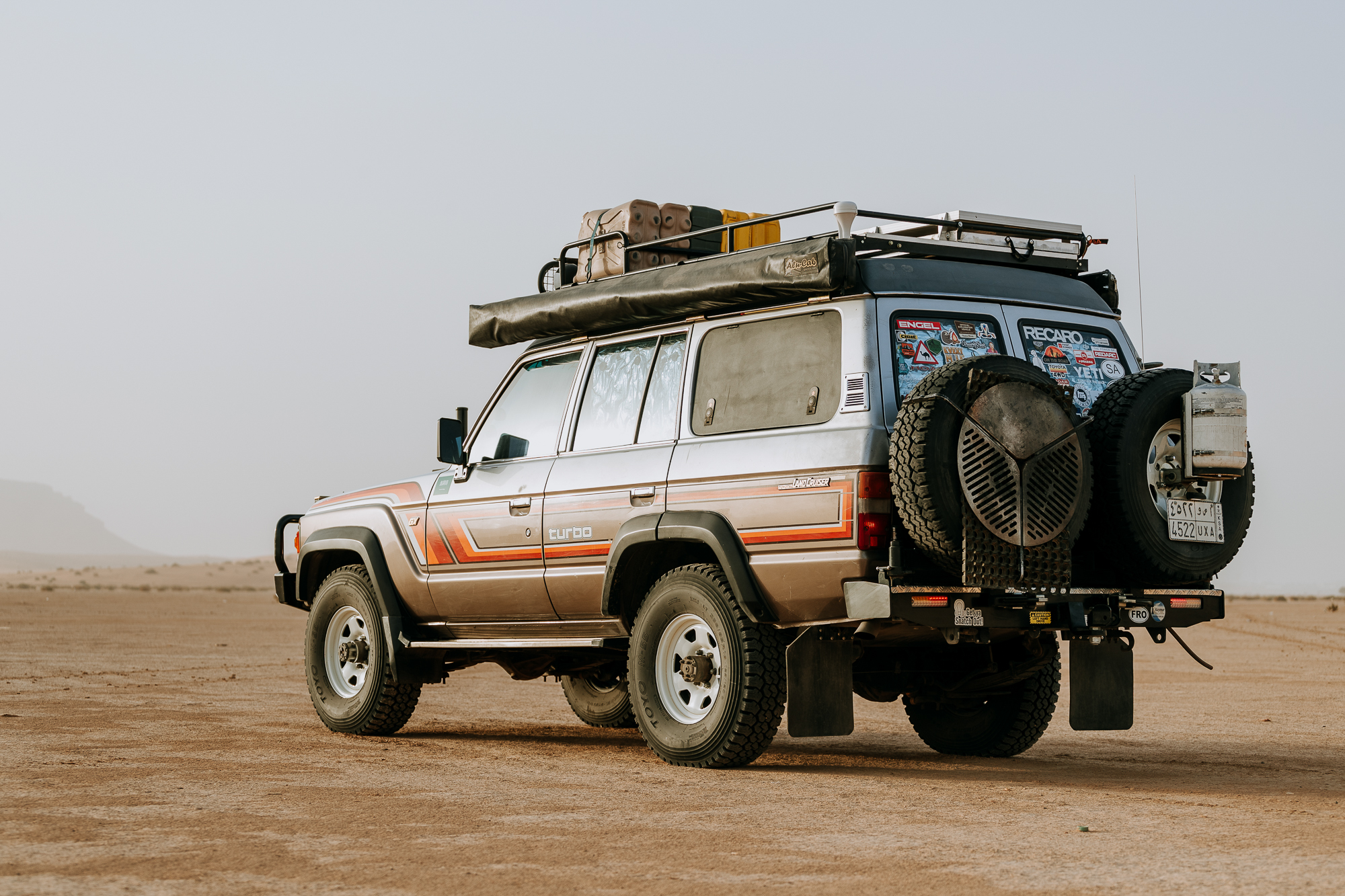 A Toyota FJ62 in the desert