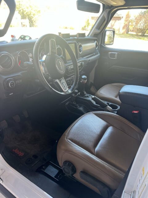 Jeep Gladiator Rubicon cab interior 