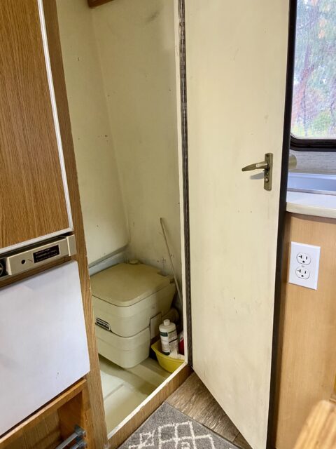 Isuzu Rodeo camper bathroom 