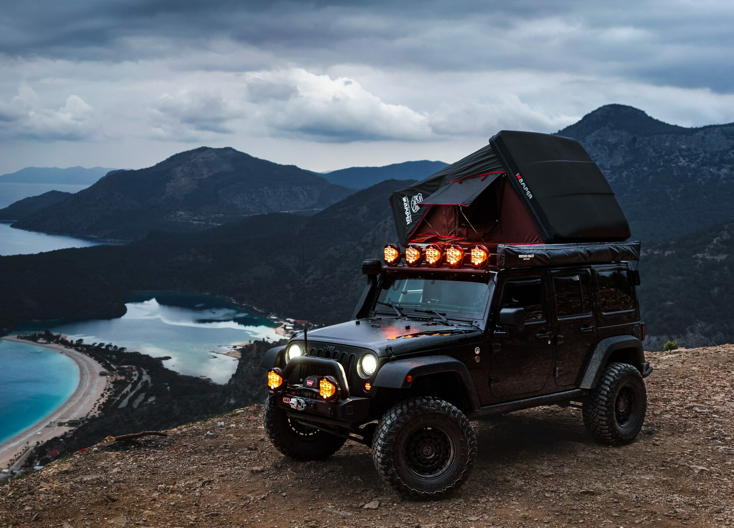 Hard shell roof outlet top tent jeep wrangler