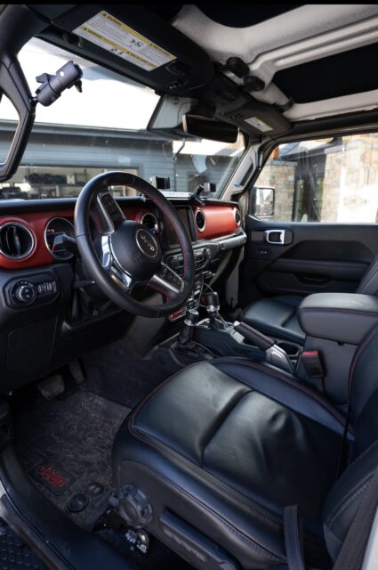 Jeep Gladiator Rubicon interior 