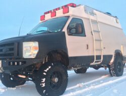 Ford E-350 4x4