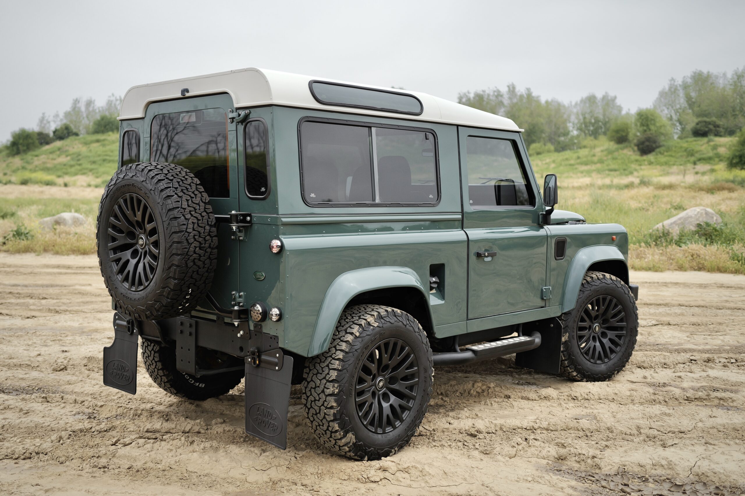 Land Rover Defender 90 overland