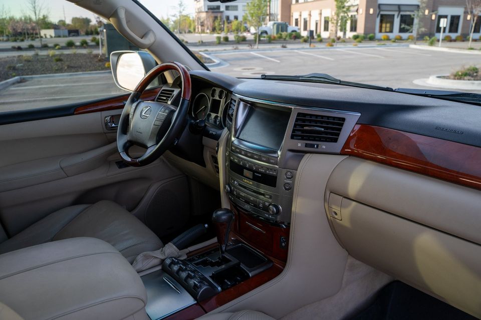 Lexus LX570 interior 