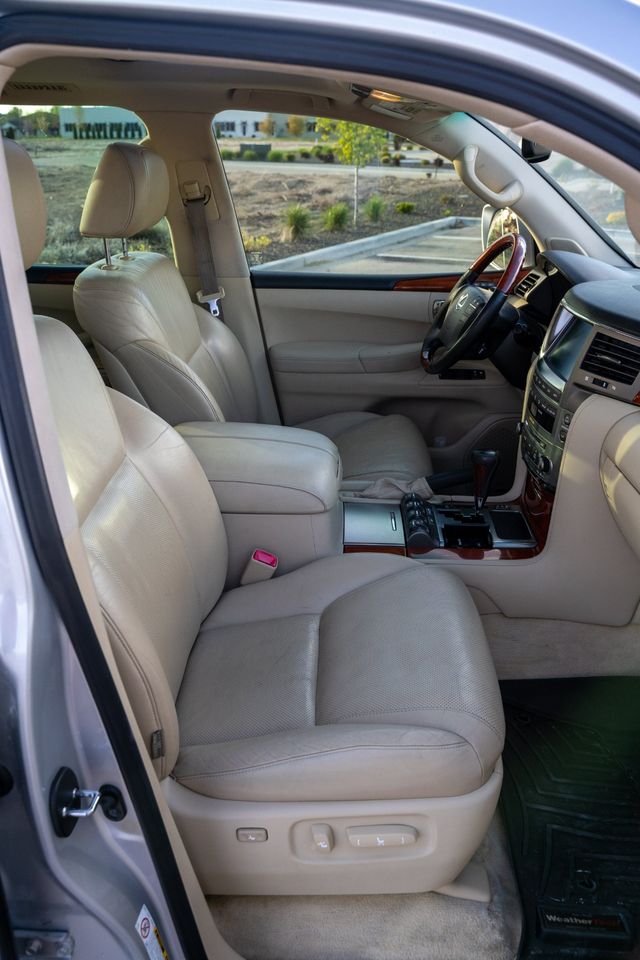 Lexus LX570 interior 