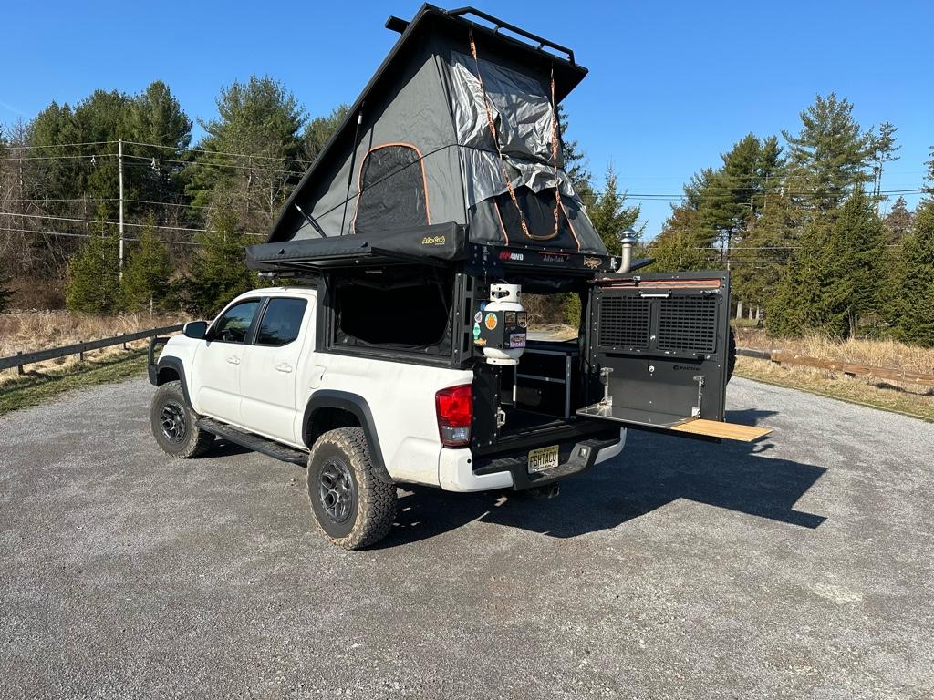 Toyota Tacoma Alu-Cab canopy 