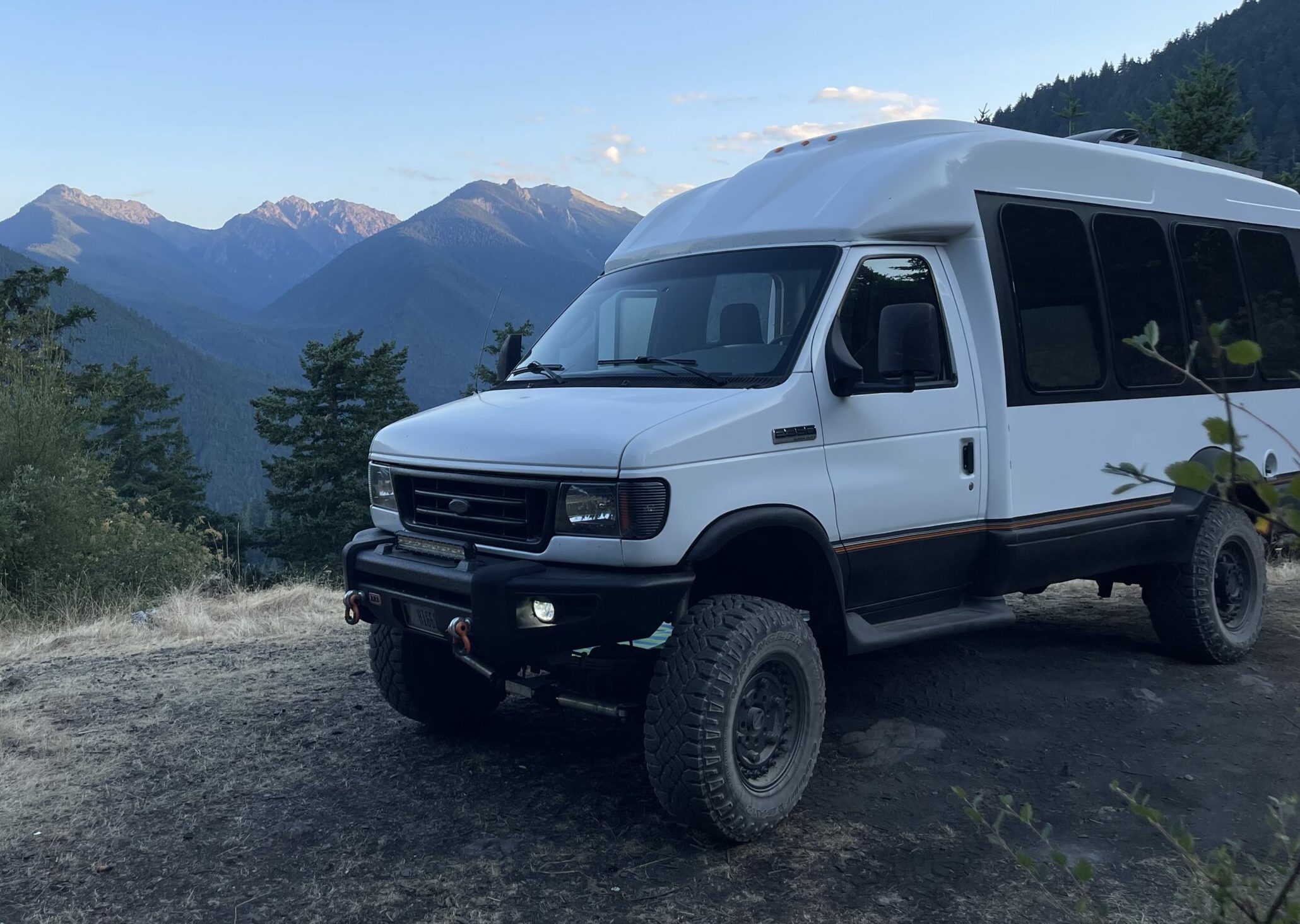 Ford E-350 shuttle bus