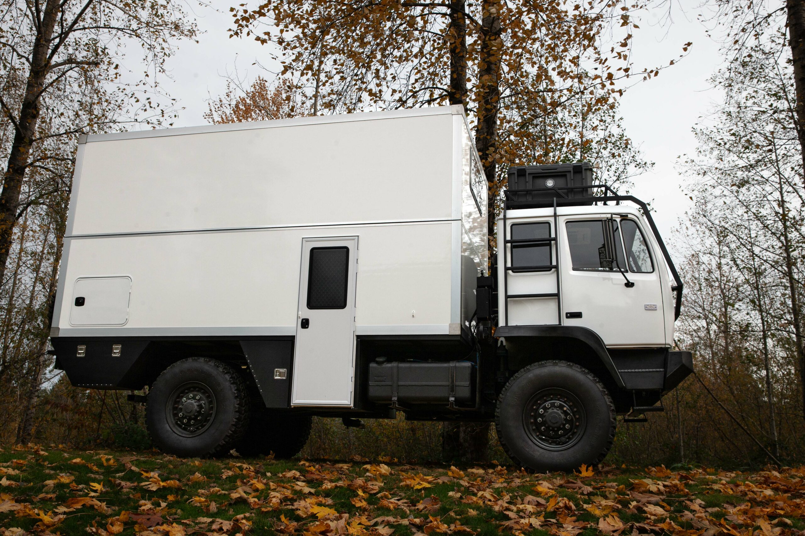 Lifting roof expedition truck 