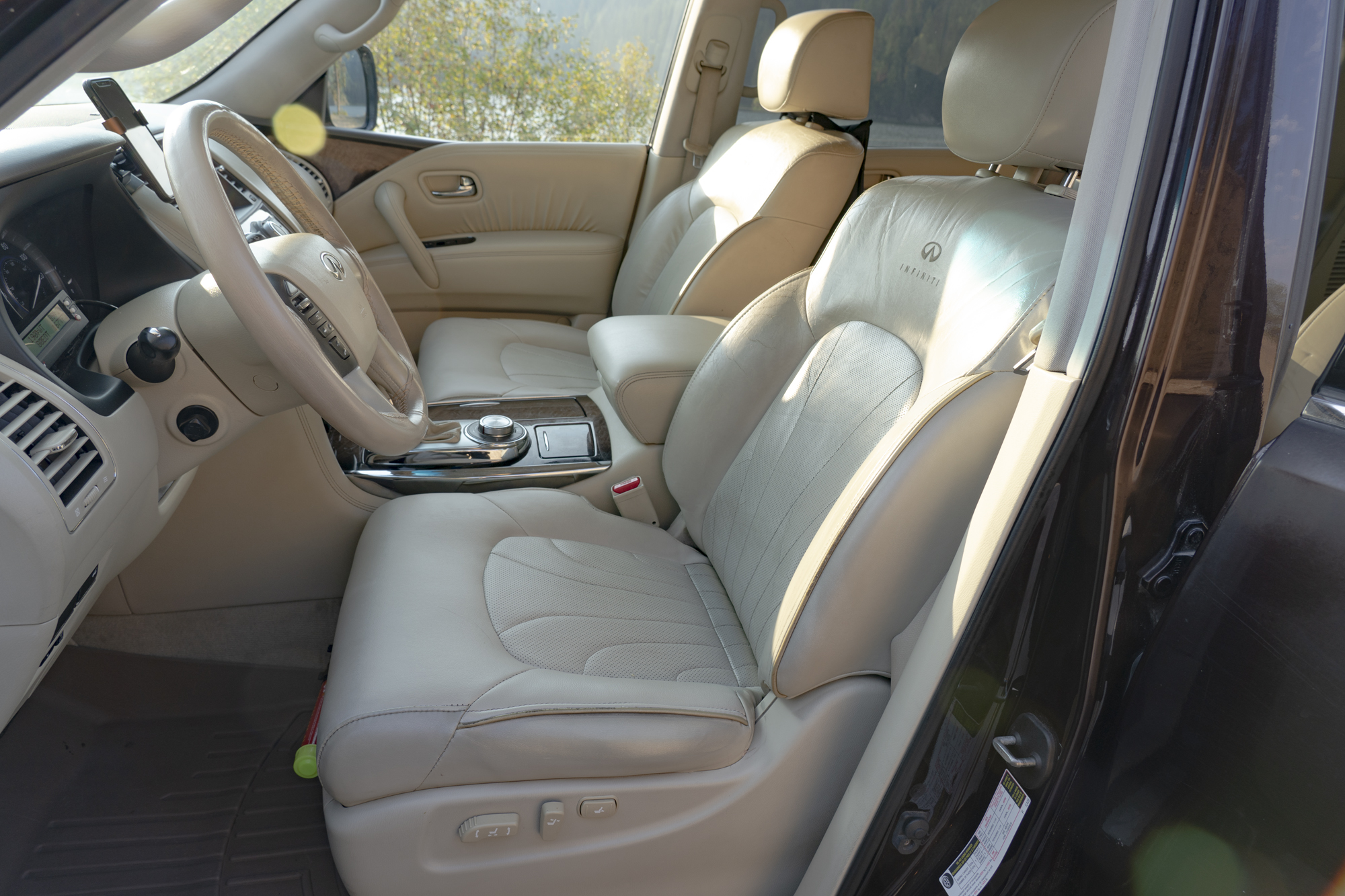 Infiniti QX56 interior 