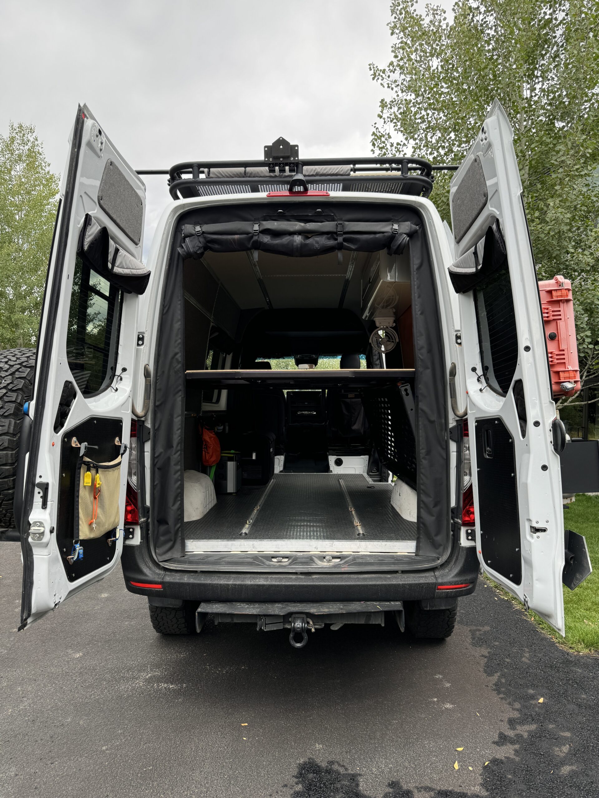 Mercedes Sprinter 4x4 overland camper 