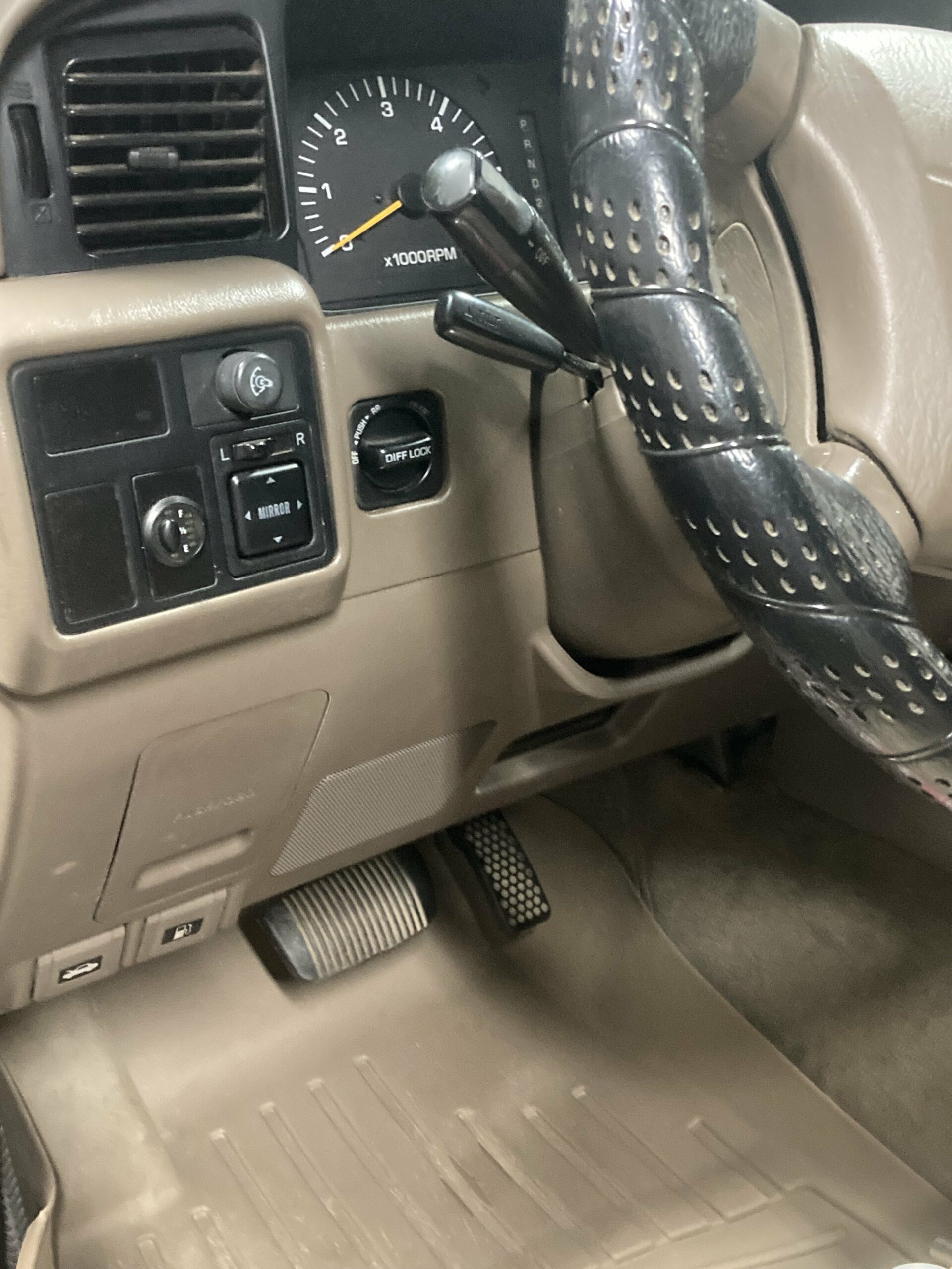 Lexus LX450 interior 