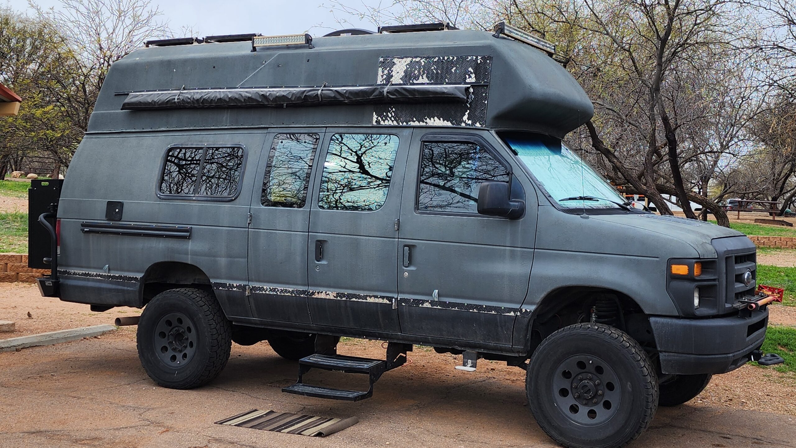 Ford E-350 overland 