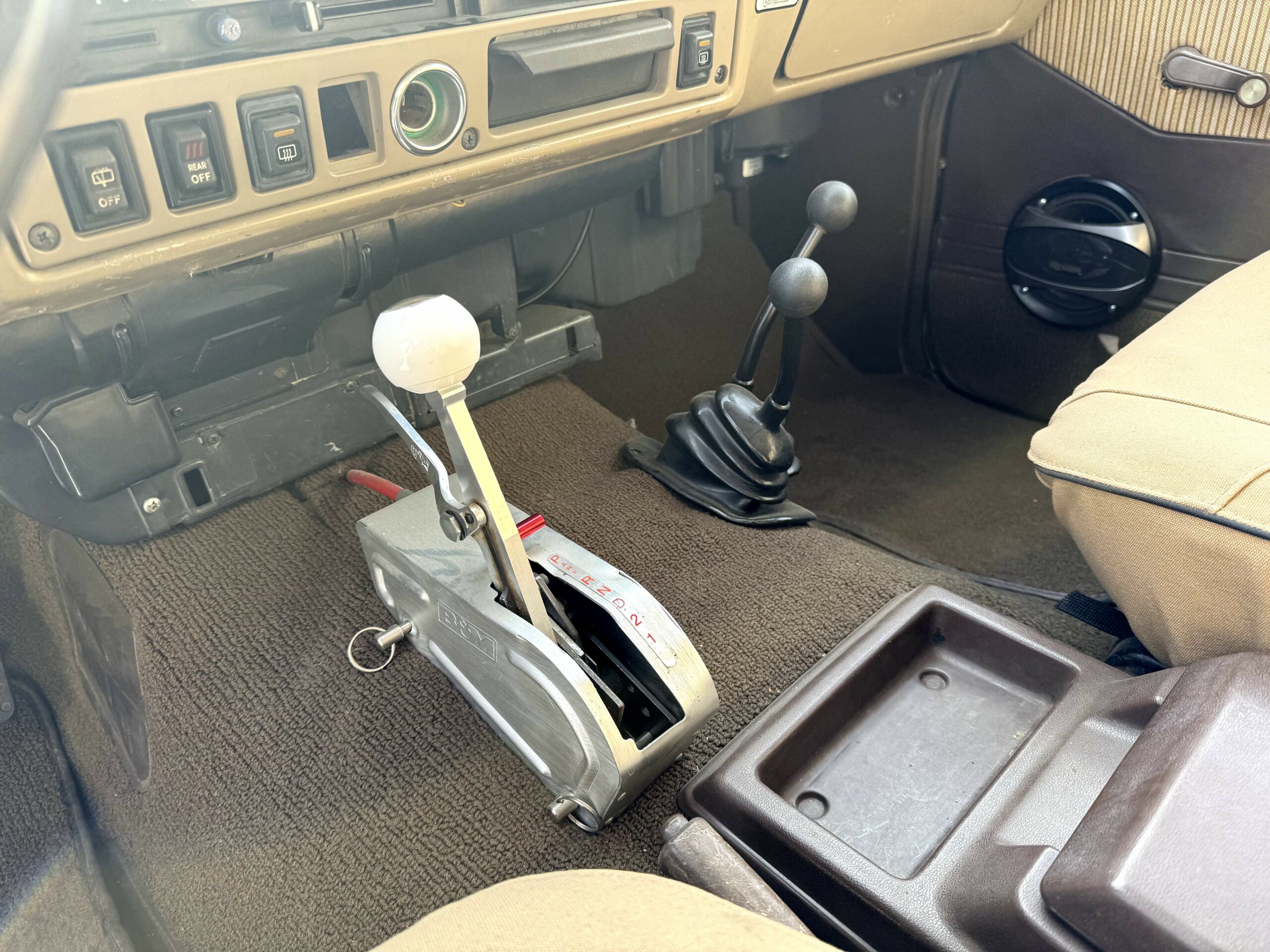 Toyota FJ60 interior 