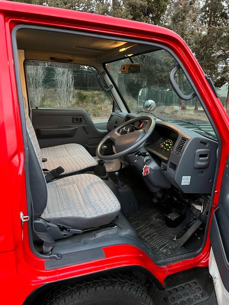 Toyota Dyna interior 