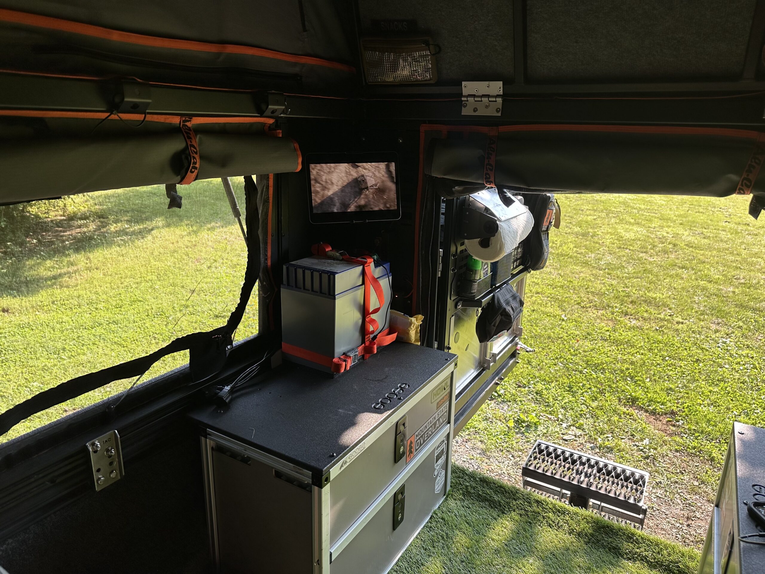 Alu-Cab camper Tacoma 