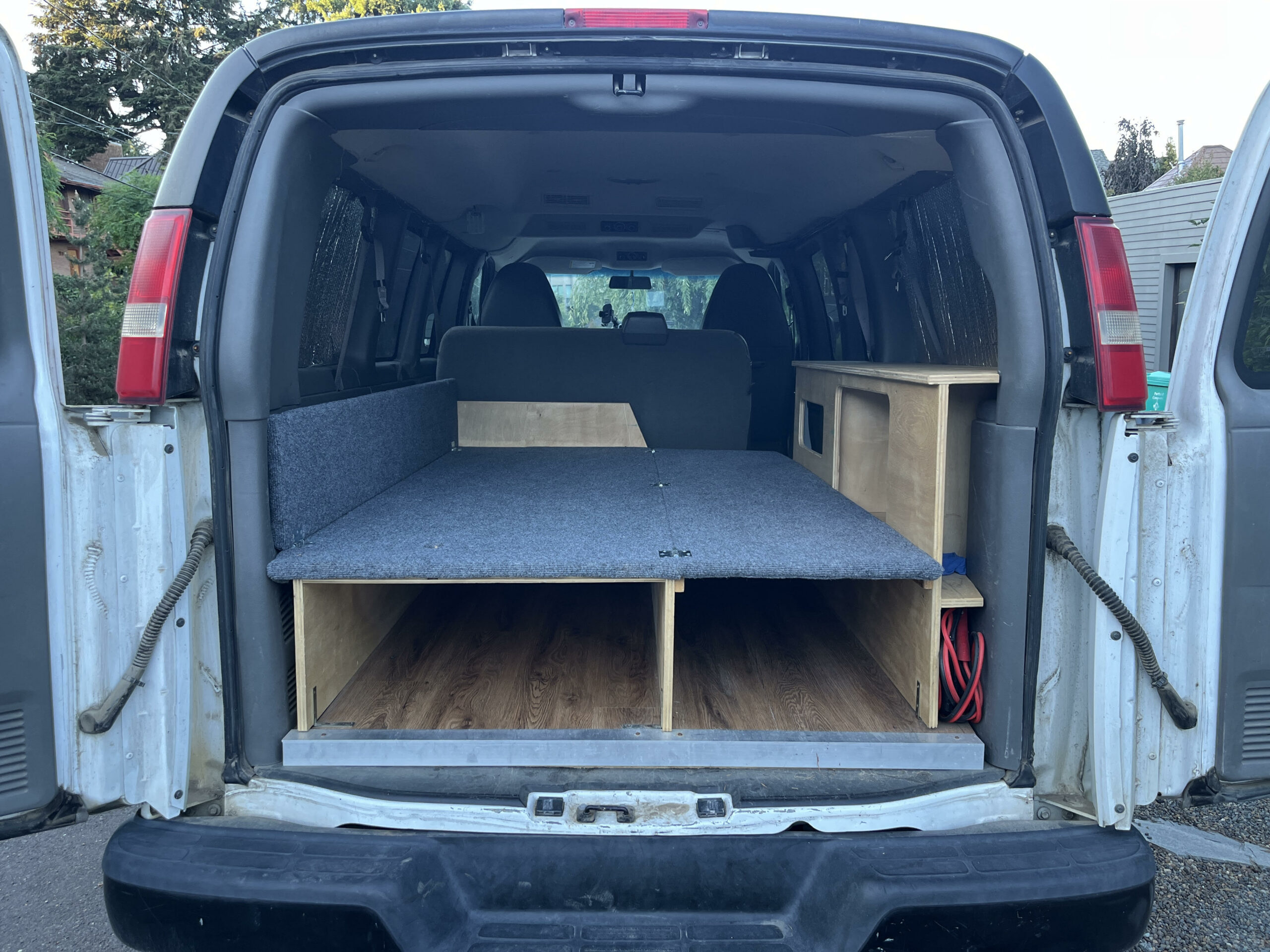 육지 위의 Chevrolet Express 2500 