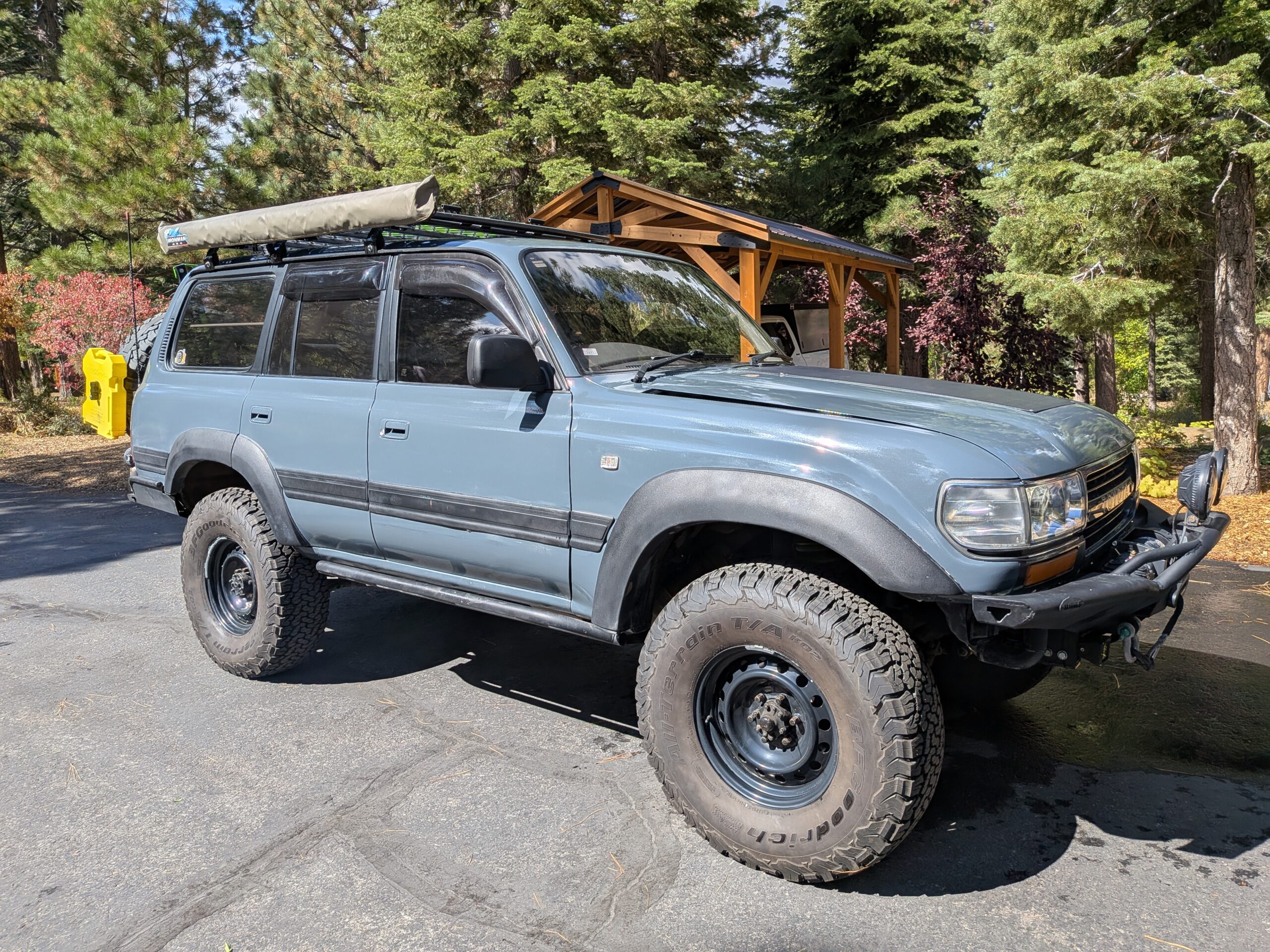 육지 위의 랜드 크루저 