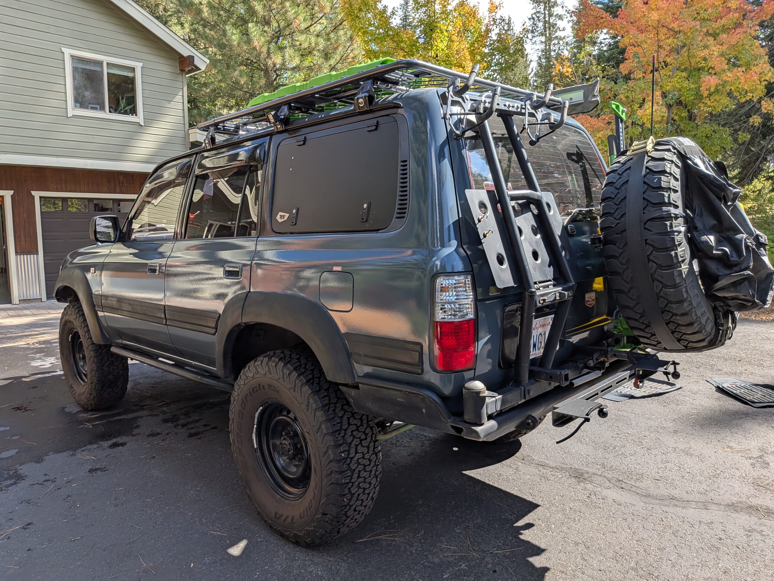 육지 위의 랜드 크루저 