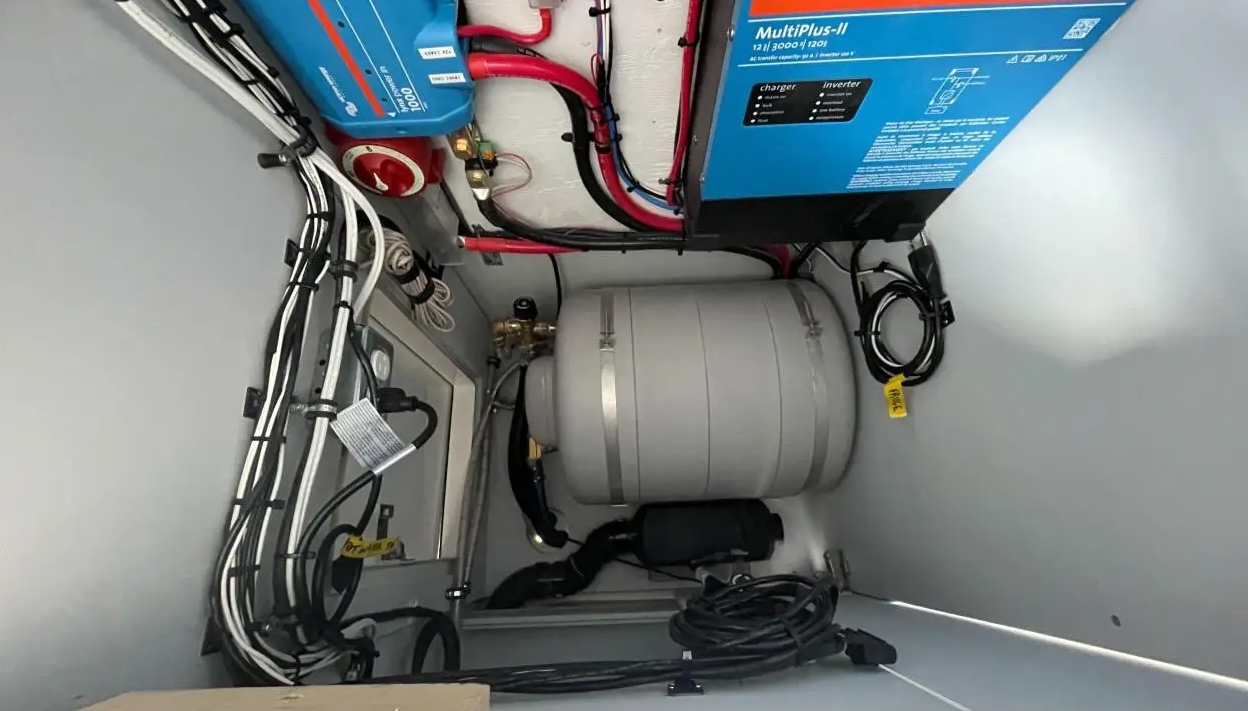 Fuso expedition truck 