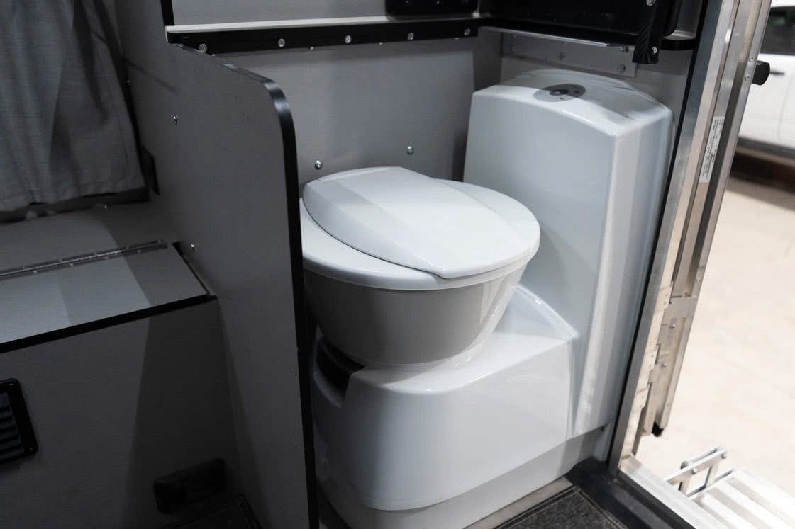 Four Wheel Campers Hawk 