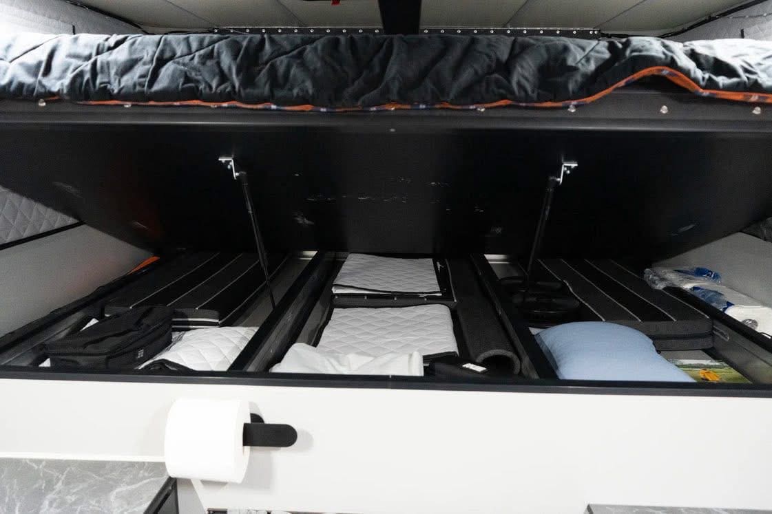 Four Wheel Campers Hawk 