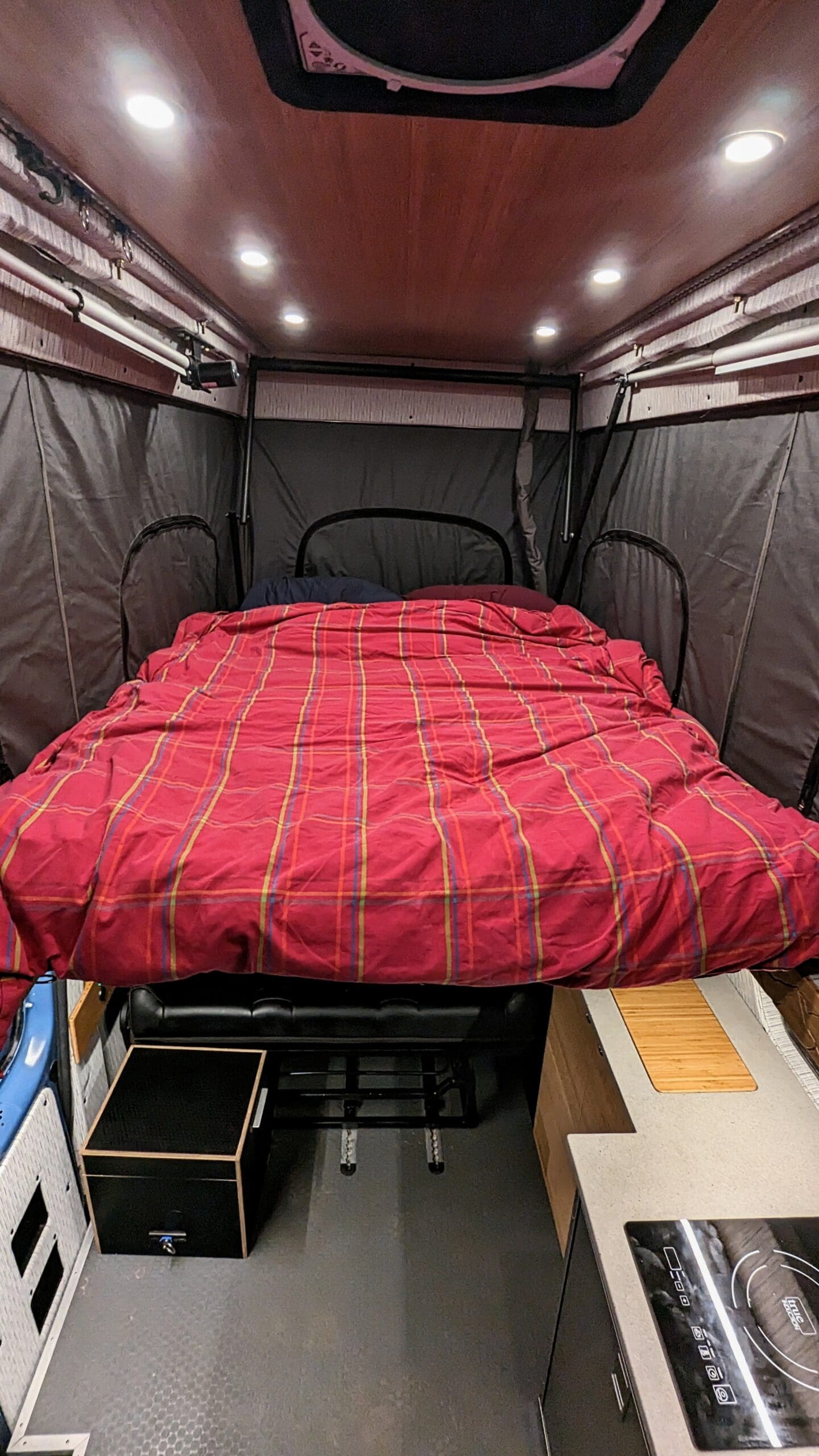 Ford E-350 overland 