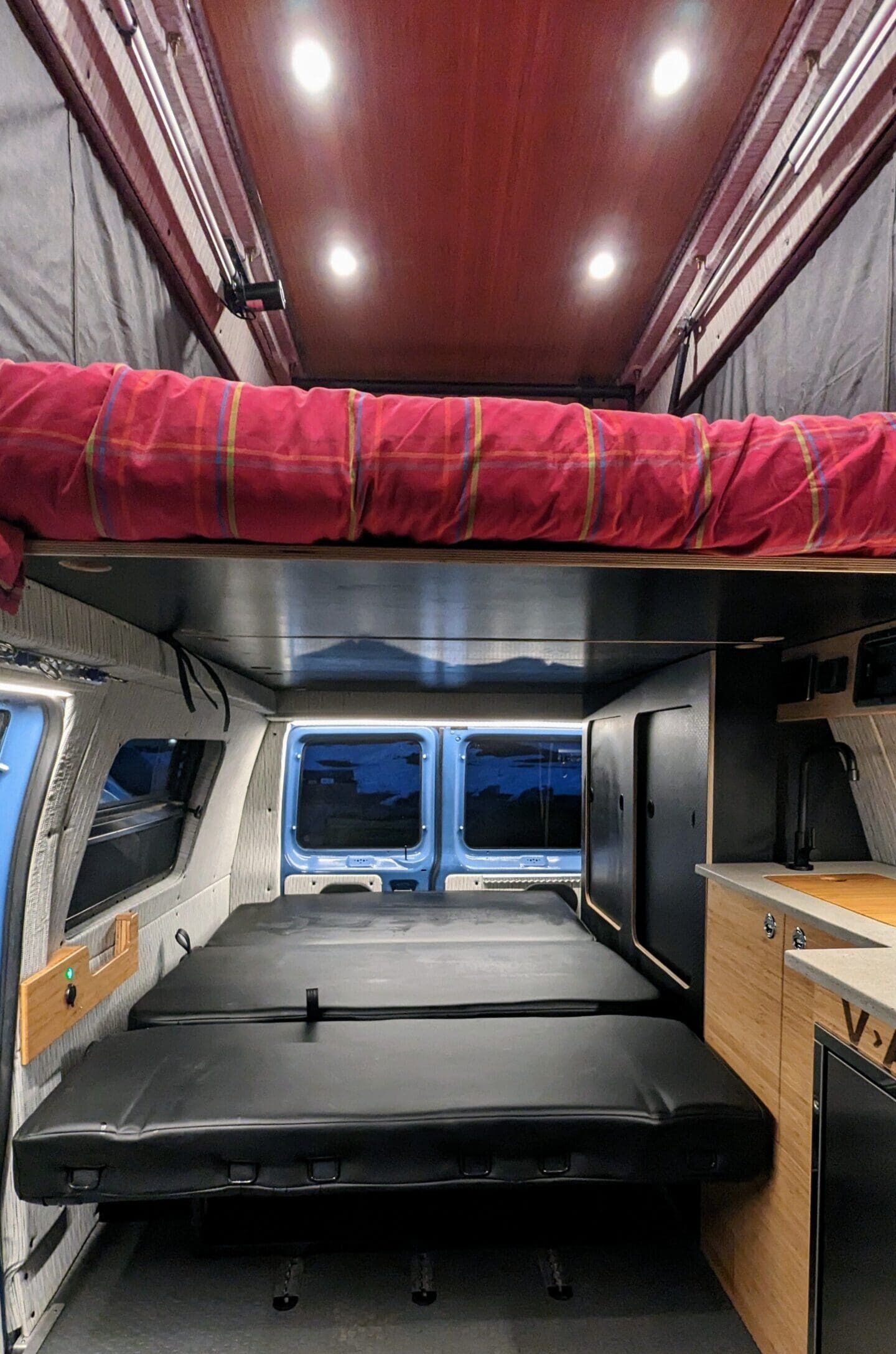 Ford E-350 4x4