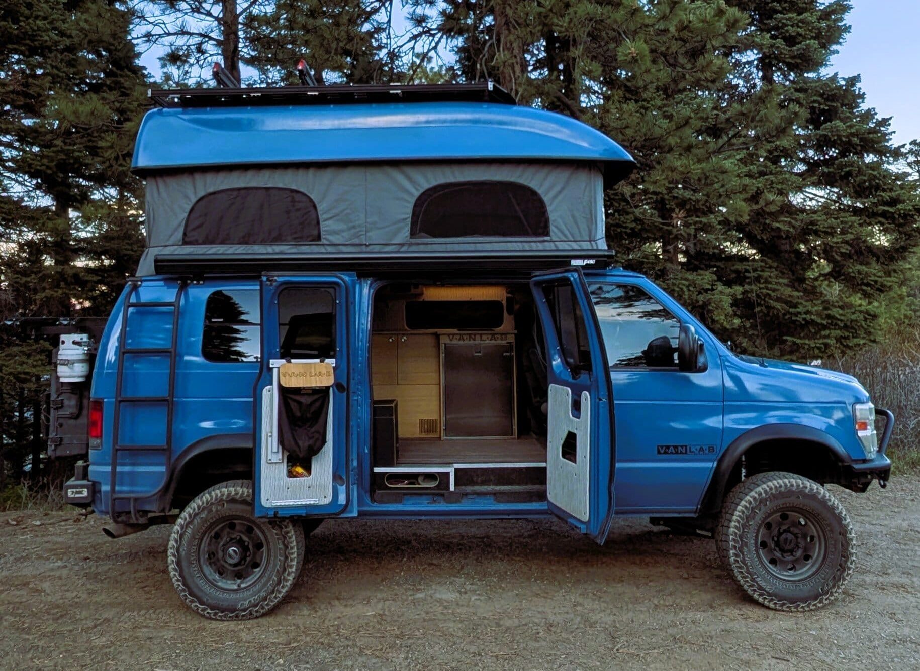 Ford E-350 overland 