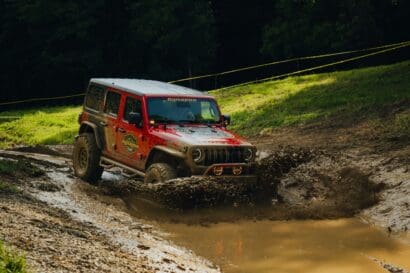Hankook Dynapro Jeep powering through a muddy trail at Smoky Mountain Jeep Invasion