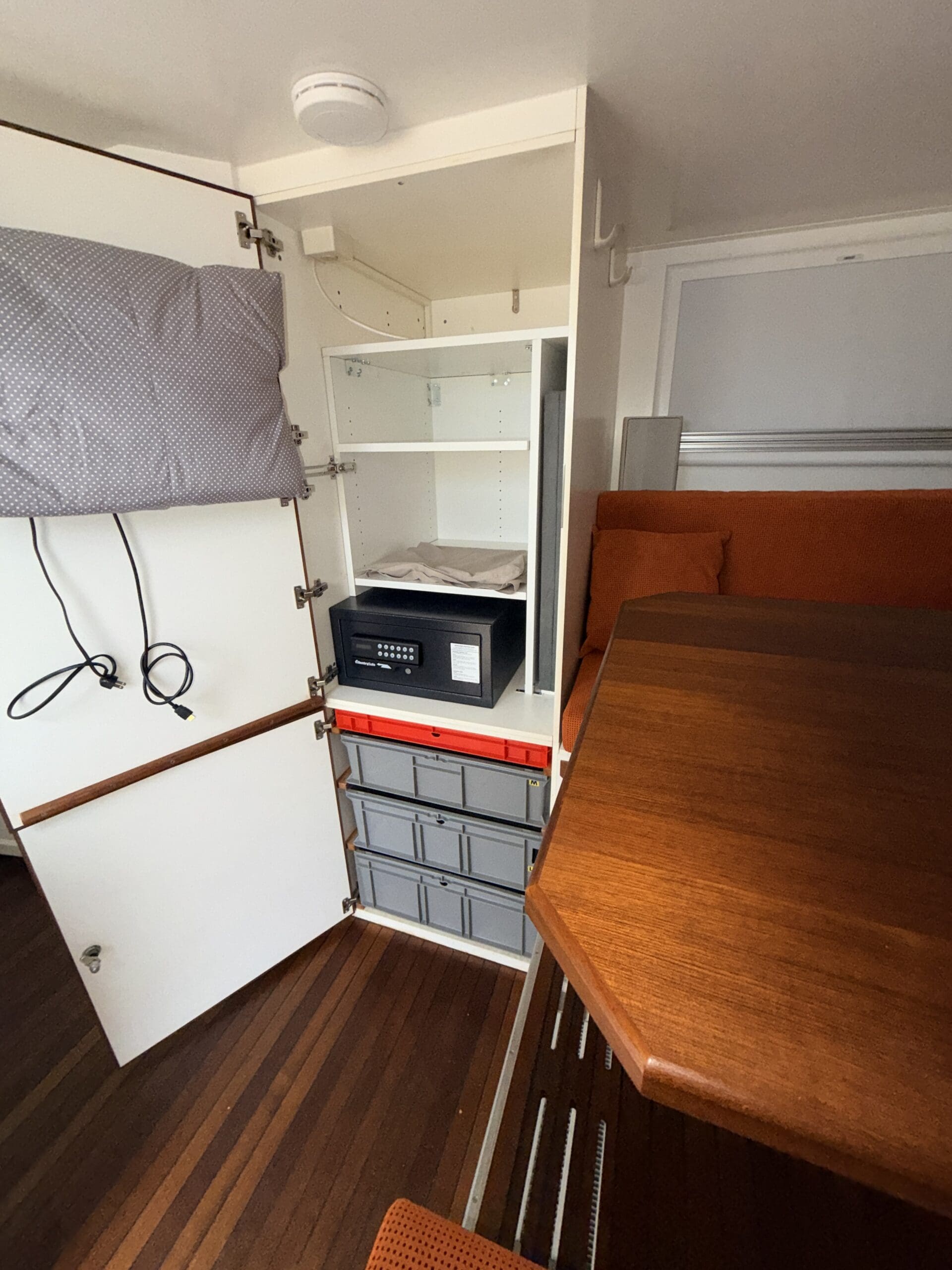 2006 Unicat 7400 expedition vehicle