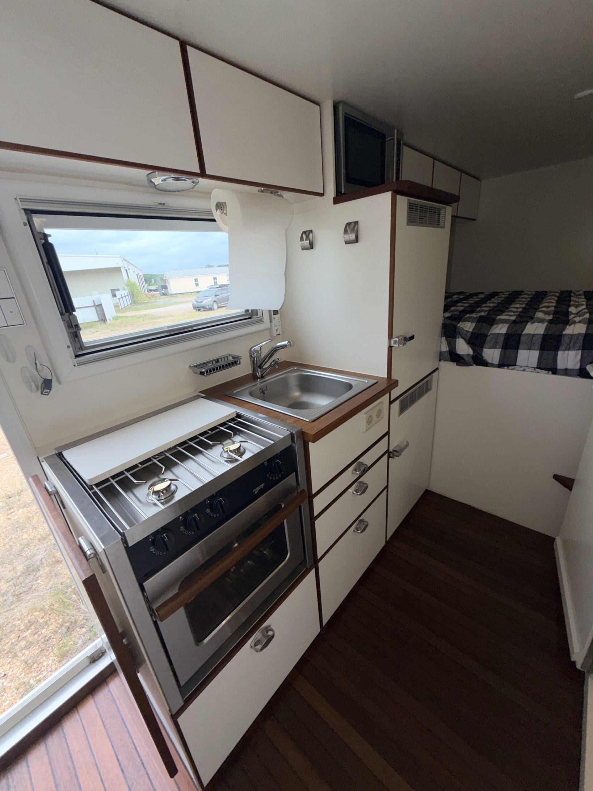 2006 Unicat 7400 expedition vehicle 