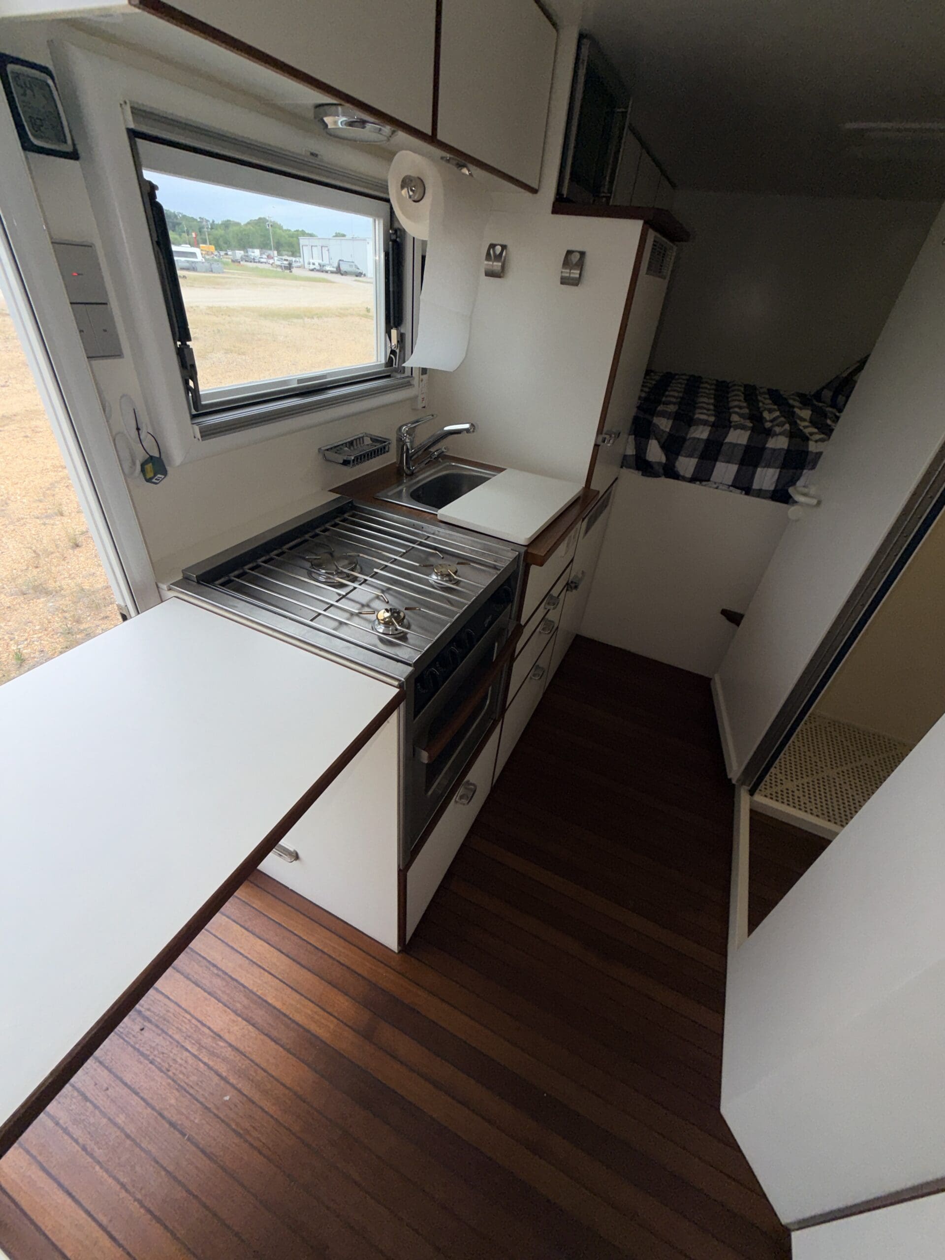 Unicat 7400 expedition truck